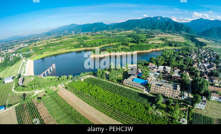 Agosto 16, 2018 - Xi'an, Xi'an, Cina - Xi'an, Cina-scenario delle montagne Qinling in Xi'an, Cina nord-occidentale della provincia di Shaanxi. Credito: SIPA Asia/ZUMA filo/Alamy Live News Foto Stock