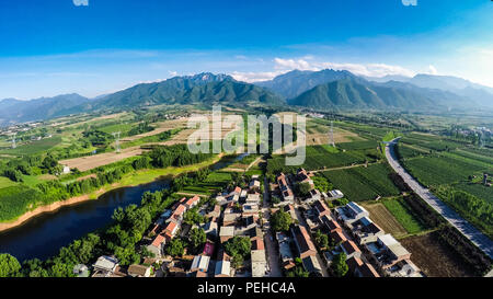 Agosto 16, 2018 - Xi'an, Xi'an, Cina - Xi'an, Cina-scenario delle montagne Qinling in Xi'an, Cina nord-occidentale della provincia di Shaanxi. Credito: SIPA Asia/ZUMA filo/Alamy Live News Foto Stock