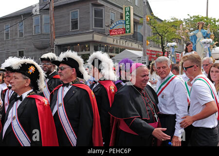 Cleveland, Ohio, USA. Il 15 agosto, 2018. I partecipanti al centoventesimo festa dell Assunta processione in Cleveland's Little Italy preparare per l'inizio. Il Santo Rosario chiesa Vergine Maria è pronta per essere portata in processione attraverso le strade di questa enclave italiana durante la processione i partecipanti tra cui il Vescovo di Cleveland e i membri della K di C attendere di fronte Presti's Bakery su Mayfield Road. Credito: Mark Kanning/Alamy Live News. Foto Stock