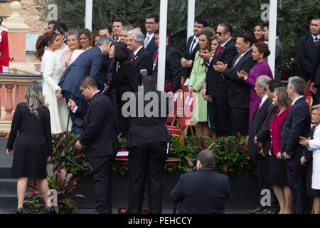 Asuncion in Paraguay. Il 15 agosto, 2018. Paraguay di presidente eletto Mario Abdo Benitez (2L) e sua moglie Silvana Lopez Moreira salutare del Taiwan (Repubblica popolare cinese) Presidente Tsai Ing-wen dopo essere arrivati per il suo giuramento in occasione della cerimonia alla spianata della baia del palazzo di Lopez in Asuncion in Paraguay. Credito: Andre M. Chang/ARDUOPRESS/Alamy Live News Foto Stock