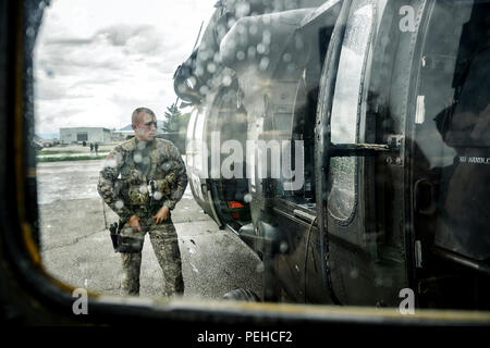 Il Kosovo, Prizren. 18 Luglio, 2018. Un soldato di U.S. Esercito sorge accanto a un Blackhawk Medevac elicottero. Insieme con i soldati della KFOR tedesca di stanza, i soldati americani hanno partecipato ad un esercizio. Dopo quasi vent'anni, le forze armate federali cattura la bandiera in accampamento militare in Prizren. Credito: Sina Schuldt/dpa/Alamy Live News Foto Stock