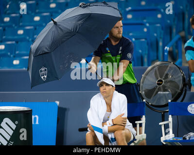 Agosto 15, 2018 - Ajla Tomljanovic dell Australia durante una pioggia ritardo nella sua seconda partita al 2018 Western & Southern Open WTA Premier 5 torneo di tennis. Cincinnati, Ohio, Stati Uniti d'America. Il 15 agosto 2018. Credit: AFP7/ZUMA filo/Alamy Live News Foto Stock