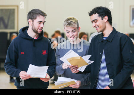 Bromsgrove, Worcestershire, Regno Unito. Il 16 agosto, 2018. Sesta forma gli studenti ricevono i loro risultati a nord Bromsgrove High School, Bromsgrove Worcestershire, questa mattina. Peter Lopeman/Alamy Live News Credito: Pietro Lopeman/Alamy Live News Foto Stock