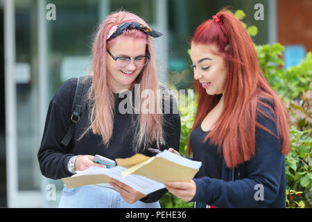 Bromsgrove, Worcestershire, Regno Unito. Il 16 agosto, 2018. Sesta forma gli studenti ricevono i loro risultati a nord Bromsgrove High School, Bromsgrove Worcestershire, questa mattina. Peter Lopeman/Alamy Live News Credito: Pietro Lopeman/Alamy Live News Foto Stock