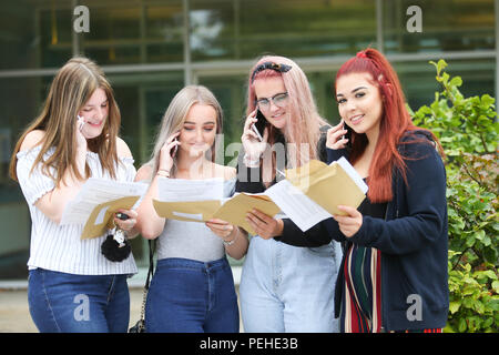 Bromsgrove, Worcestershire, Regno Unito. Il 16 agosto, 2018. Sesta forma gli studenti ricevono i loro risultati a nord Bromsgrove High School, Bromsgrove Worcestershire, questa mattina. Peter Lopeman/Alamy Live News Credito: Pietro Lopeman/Alamy Live News Foto Stock