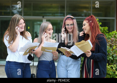 Bromsgrove, Worcestershire, Regno Unito. Il 16 agosto, 2018. Sesta forma gli studenti ricevono i loro risultati a nord Bromsgrove High School, Bromsgrove Worcestershire, questa mattina. Peter Lopeman/Alamy Live News Credito: Pietro Lopeman/Alamy Live News Foto Stock