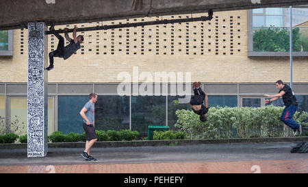 Londra, Regno Unito. 16 agosto 2018. Leader di praticanti di parkour eseguire a Wembley Park, precedendo il Rendezvous internazionale raduno Parkour XIII 2018 che si terrà a Wembley Park il 18 -19 agosto. Credito: Stephen Chung / Alamy Live News Foto Stock