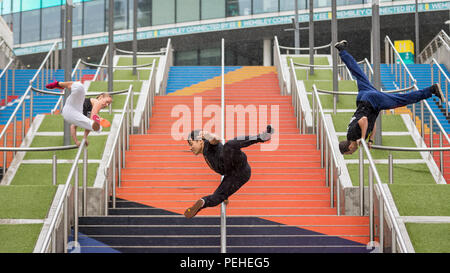 Londra, Regno Unito. 16 agosto 2018. Leader di praticanti di parkour eseguire a Wembley Park, precedendo il Rendezvous internazionale raduno Parkour XIII 2018 che si terrà a Wembley Park il 18 -19 agosto. Credito: Stephen Chung / Alamy Live News Foto Stock