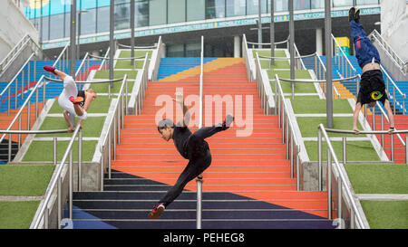 Londra, Regno Unito. 16 agosto 2018. Leader di praticanti di parkour eseguire a Wembley Park, precedendo il Rendezvous internazionale raduno Parkour XIII 2018 che si terrà a Wembley Park il 18 -19 agosto. Credito: Stephen Chung / Alamy Live News Foto Stock