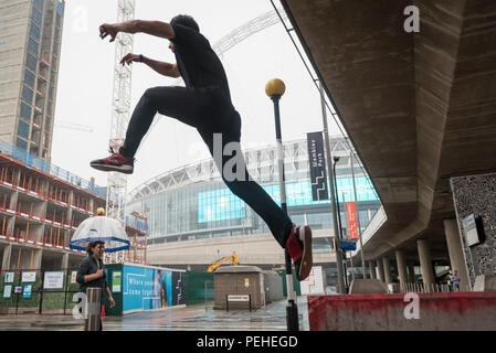 Londra, Regno Unito. 16 agosto 2018. Leader di praticanti di parkour eseguire a Wembley Park, precedendo il Rendezvous internazionale raduno Parkour XIII 2018 che si terrà a Wembley Park il 18 -19 agosto. Credito: Stephen Chung / Alamy Live News Foto Stock