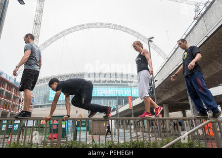 Londra, Regno Unito. 16 agosto 2018. Leader di praticanti di parkour eseguire a Wembley Park, precedendo il Rendezvous internazionale raduno Parkour XIII 2018 che si terrà a Wembley Park il 18 -19 agosto. Credito: Stephen Chung / Alamy Live News Foto Stock