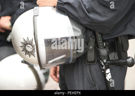 La preparazione di polizia, Hundertschaft, dettaglio generale, funzione, Randmotiv, casco, attrezzature, baton, NRW- il Ministro degli Interni Herbert Reul visitato il Landesreiterstaffel la polizia NRW, 15.08.2018 in Willich. | Utilizzo di tutto il mondo Foto Stock