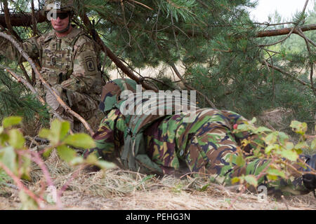 Sgt. 1. Classe Matteo Horton, un paracadutista con gli Stati Uniti Dell'esercito 173rd Brigata Aerea, osserva una nazionale ucraino soldato di guardia bassa-crawl per la sua posizione il Agosto 22, 2015, durante il live-formazione antincendio come parte di intrepidi del tutore in Yavoriv, Ucraina. I soldati verranno eseguiti-attraverso più iterazioni preparatorie per garantire la loro competenza prima di utilizzare proiettili. Questa è la seconda delle tre rotazioni pianificate per il treno dell'Ucraina neo-costituita la guardia nazionale come parte di intrepida custode, programmata per durare fino a novembre. (U.S. Esercito foto di Sgt. Alexander Skripnichuk, xiii affari pubblici de Foto Stock