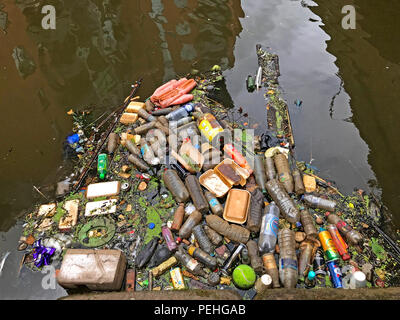 Rifiuti di plastica e rifiuti in un canale, Castlefields, il centro città di Manchester North West England, Regno Unito Foto Stock