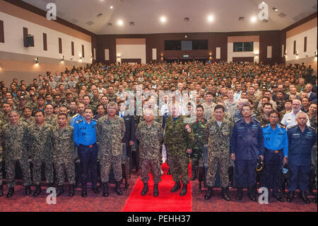Malaysian Capo delle Forze di Difesa gen. Zulkifeli bin Mohd Zin, centro sinistra e forze armate canadesi Brig. Gen. William F. Seymour, U.S. Pacifico Comando Vice Direttore delle Operazioni internazionali e l'innesto, centro destra, posa per una foto di gruppo con i partecipanti di esercizio Keris Aman 2015, durante la cerimonia di chiusura a esercito accademia, Segenting Camp, 24 agosto in Port Dickson, Malaysia. Keris Aman è la più grande multinazionale di pace evento di formazione di questo anno ed è co-ospitato dalla malese delle Forze Armate e DEGLI STATI UNITI Pacifico Comando con i rappresentanti di 29 nazioni partecipanti. (Brevetto statunitense n. Foto Stock
