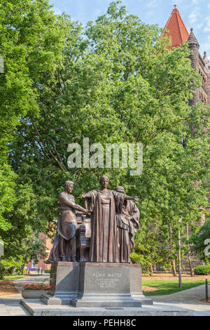 URBANA, IL/STATI UNITI D'America - 2 giugno 2018: l'Alma Mater statua dello scultore Lorado Taft sul campus della University of Illinois a urbana-Champaign. Foto Stock