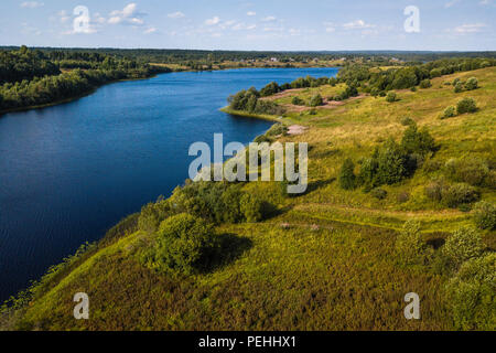 Vista panoramica del fiume Oyat e verdi campi di Vepsia, al confine con la Carelia e l'oblast di Leningrado, Russia. Foto Stock