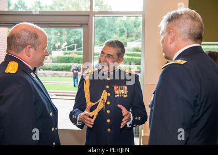 Stati Uniti Esercito il Mag. Gen. Robert E. Livingston Jr. (sinistra), l'aiutante generale per la Carolina del Sud accoglie favorevolmente il Mag. Gen. Guillermo Arturo Suarez Ferreira (centro), senior esercito colombiano ingegnere, la Carolina del Sud esercito nazionale della guardia ingegnere migliore concorrenza condotta presso il McCrady Training Center, Eastover, S.C., 22 Agosto, 2015. Suarez è stato invitato a osservare la formazione esercizio come parte dello stato del partenariato tra la Colombia e la Carolina del Sud ed è stato il discorso di apertura in occasione dell'annuale esercito associazione ingegnere Palmetto Capitolo Castello Rally sala banchetti fuori ospitata dalla Carolina del Sud Ar Foto Stock