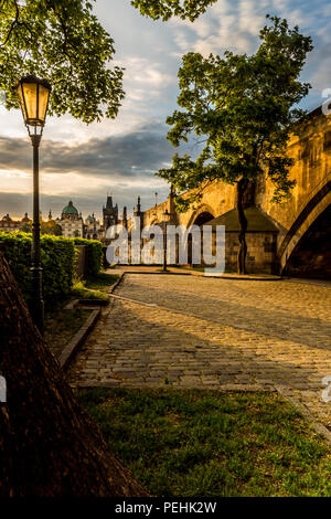 Romantico angolo del Kampa sotto il Ponte Carlo al sole del mattino, in background storico Foto Stock