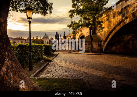 Romantico angolo del Kampa sotto il Ponte Carlo al sole del mattino, in background storico Foto Stock