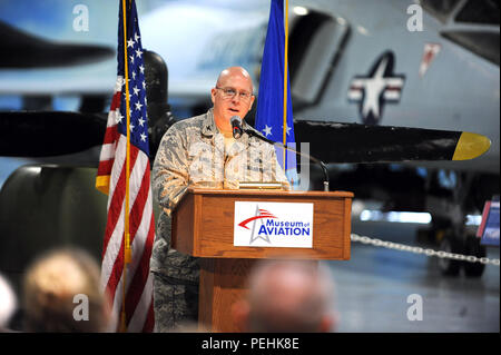 Col. Jeffrey Re, Robins' installazione e 78Air Base Wing Commander, si rivolge a un pubblico 21 Agosto durante un ricevimento presso il Museo dell'aviazione in Warner Robins, Ga. La reception onorati i veterani che hanno servito a bordo B-17s e celebrato l arrivo di un B-17 Flying Fortress che sarà esposta al museo. I motori, le ali e la sezione di coda del velivolo -- che è arrivato un giorno prima -- sono stati esposti durante la ricezione. Alla manifestazione, vari B-17 Membri di equipaggio hanno condiviso le loro memorie del velivolo con quasi 200 partecipanti. (U.S. Air Force foto di Tommie Horton) Foto Stock