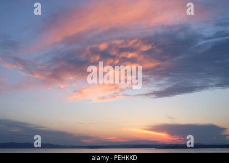 Bellissima alba in mare con drammatico sfondo nuvole Foto Stock