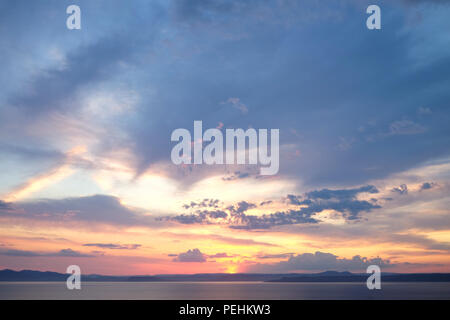 Bellissima alba in mare con drammatico sfondo nuvole Foto Stock