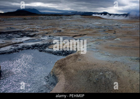 Piscine a caldo e fumante fumeroles in piena estate a Hverarond o Namaskard, un'area vulcanica adiacente al percorso 1 in prossimità del Lago Myvatn, Islanda Foto Stock