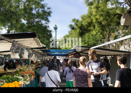 La gente camminare tra le bancarelle di Bastille mercato di fattoria a Parigi, Francia. Foto Stock