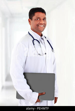 Attraente giovane medico Foto Stock