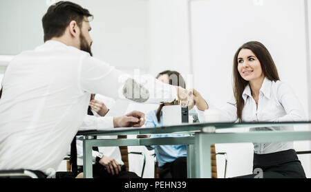 Stretta di mano tra il manager e il client dopo la firma o Foto Stock