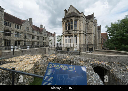 Castle Avenue nella città di Winchester, Hampshire, Regno Unito, il sito originale del castello normanno e ora utilizzati come locali uffici governativi Foto Stock