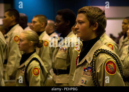 Alaska giovinezza militare Academy cadet libertà Byard (destra) attende pazientemente AMYA la cerimonia di laurea per iniziare, che si è tenuto presso l'Egan Civic Center nel centro cittadino di Anchorage, e il agosto 28. La cerimonia featured Alaska Gov. Bill Walker come oratore principale per la 154 laurea cadetti. (U.S. Esercito nazionale Guard foto di Sgt. Marisa Lindsay) Foto Stock