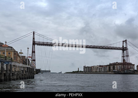 Il ponte di sospensione di bizkaia (Puente de Vizcaya) tra getxo e portugalete oltre il Ria de Bilbao. Foto Stock