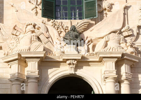 La facciata della Auberge de Castille, del primo ministro edificio a La Valletta, Malta Foto Stock