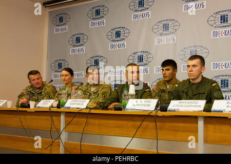 Capo Marescialli Michael Korotkov (destra) e Oleksander Baymarov (terzo da destra), senior sottufficiali con la nazionale ucraina di guardia 3005 e 2260 reggimenti, spiegare i costumi e i protocolli che un nuovo soldato può vedere quando entrerà a far parte della guardia nazionale il Agosto 27, 2015, durante un settimanale di conferenza stampa tenutasi a Leopoli in Ucraina. Le guardie hanno aderito i paracadutisti con gli Stati Uniti Dell'esercito 173rd Airborne brigata per discutere doganale militare e rituali. I paracadutisti con il 173rd Abn. Bde. partecipare Press Club L'viv su base settimanale per favorire un dialogo pubblico tra Stati Uniti, Ukrai Foto Stock