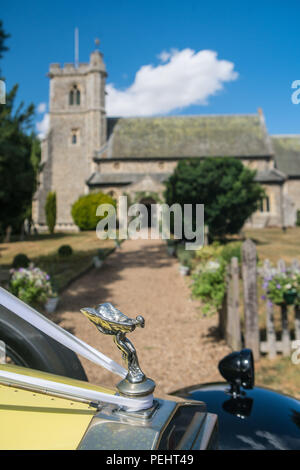 Vintage Rolls Royce auto nozze al di fuori di una chiesa inglese Foto Stock