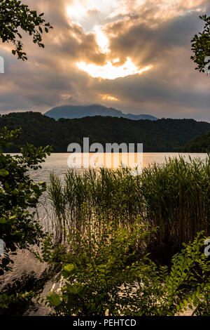Tramonto sul lago di Levico Terme, Trentino, Italia Foto Stock
