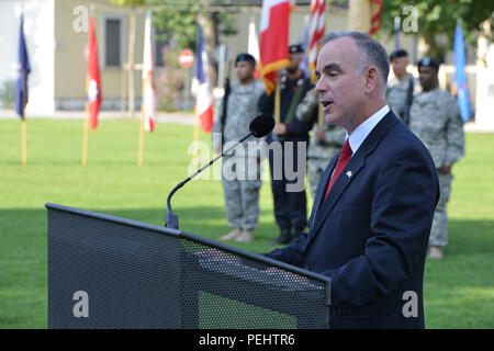 Michael D. Formica, regione direttore, Installation Management Command-Europe, indirizzi il pubblico durante il presidio del cambiamento di cerimonia di comando sul campo Hoekstra, Caserma Ederle, Vicenza, Italia, Agosto 28, 2015. (U.S. Esercito foto di Visual Information Specialist Paolo Bovo/rilasciato) Foto Stock