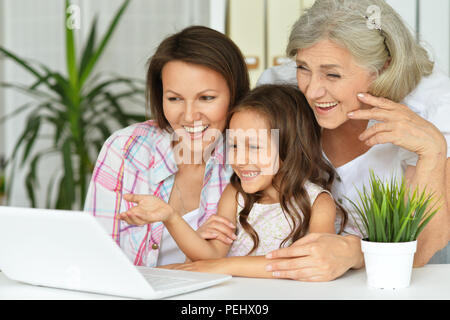 Ritratto di una nonna, madre e figlia utilizzando laptop Foto Stock