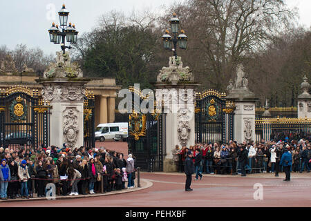 Cerimonia del Cambio della Guardia a Buckingham Palace a Londra, Inghilterra. Foto Stock