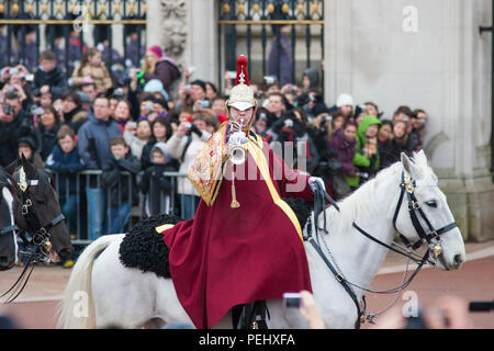 Soldati che marciano durante la cerimonia del Cambio della Guardia a Buckingham Palace a Londra, Inghilterra. Foto Stock