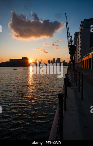 Tramonto su London Docklands Foto Stock