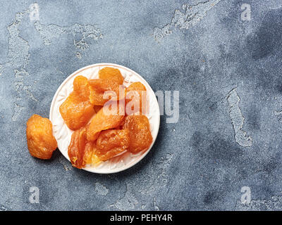 I canditi di Fette di pera. Frutta secca su sfondo grigio. Vista dall'alto. Foto Stock