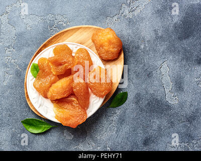 I canditi di Fette di pera. Frutta secca su sfondo grigio. Vista dall'alto. Foto Stock