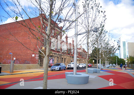 La popolazione australiana e viaggiatori stranieri a piedi con parcheggio auto su arte di strada a Francesco strada vicino a Galleria d'arte centrale su 14 Maggio 2016 a Perth, Au Foto Stock