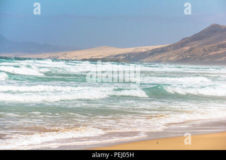 Onde sulla bellissima Spiaggia Cofete, Fuerteventura Foto Stock