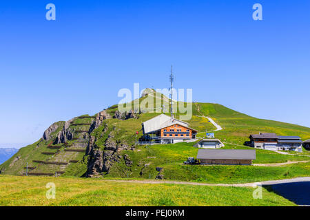 Mannlichen stazione della funivia al di sopra di Wengen nella regione di Jungfrau e percorso a piedi per il Royal View, Oberland bernese, Svizzera con cielo blu chiaro Foto Stock