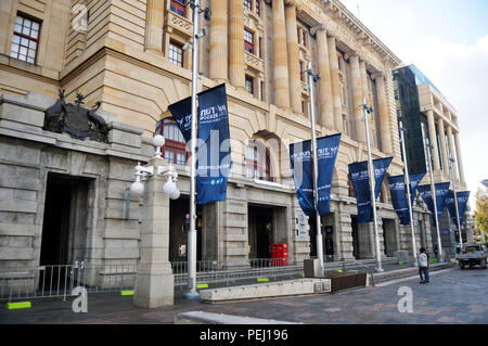 La popolazione australiana e viaggiatori stranieri a piedi nella parte anteriore del commonwealth bank building vicino Myer City negozio a Perth la Forrest Chase il 22 maggio 2016 Foto Stock