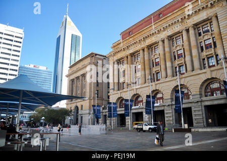 La popolazione australiana e viaggiatori stranieri a piedi nella parte anteriore del commonwealth bank building vicino Myer City negozio a Perth la Forrest Chase il 22 maggio 2016 Foto Stock